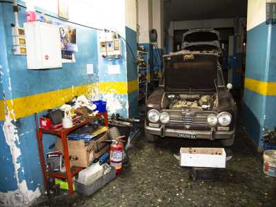 Prima di andare via, l�uomo ci mostra due auto d�epoca nel retro della bottega: sono un�Alfa Giulia e una Lancia Flavia 2000, entrambe in corso di restauro. �Per fortuna ci occupiamo anche di alcune �vecchiette�. � anche grazie a mezzi come questi � ammette Giuseppe � che tengo viva la mia passione�